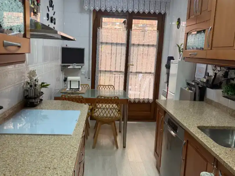 Cuina de Casa adosada en venda en Miranda de Ebro amb Jardí privat, Parquet i Traster