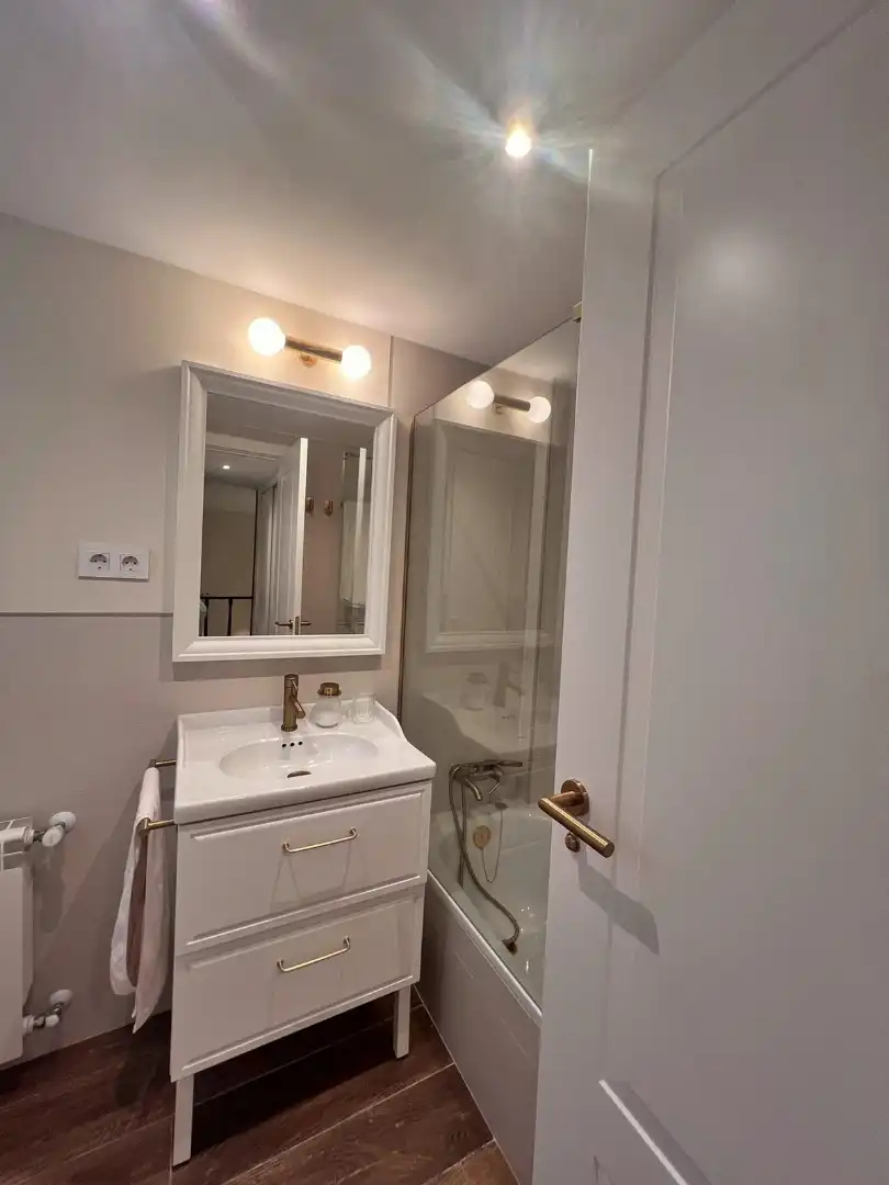 Badezimmer von Maisonette zur Miete in Madrid mit Klimaanlage, Heizung und Parkett