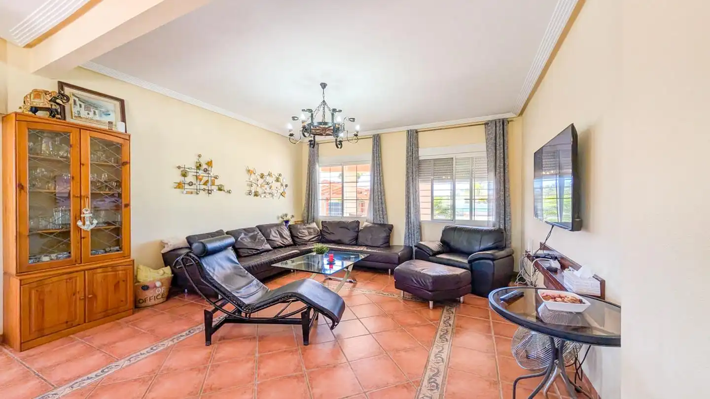 Sala d'estar de Casa o xalet en venda en Elche / Elx amb Aire condicionat, Jardí privat i Terrassa