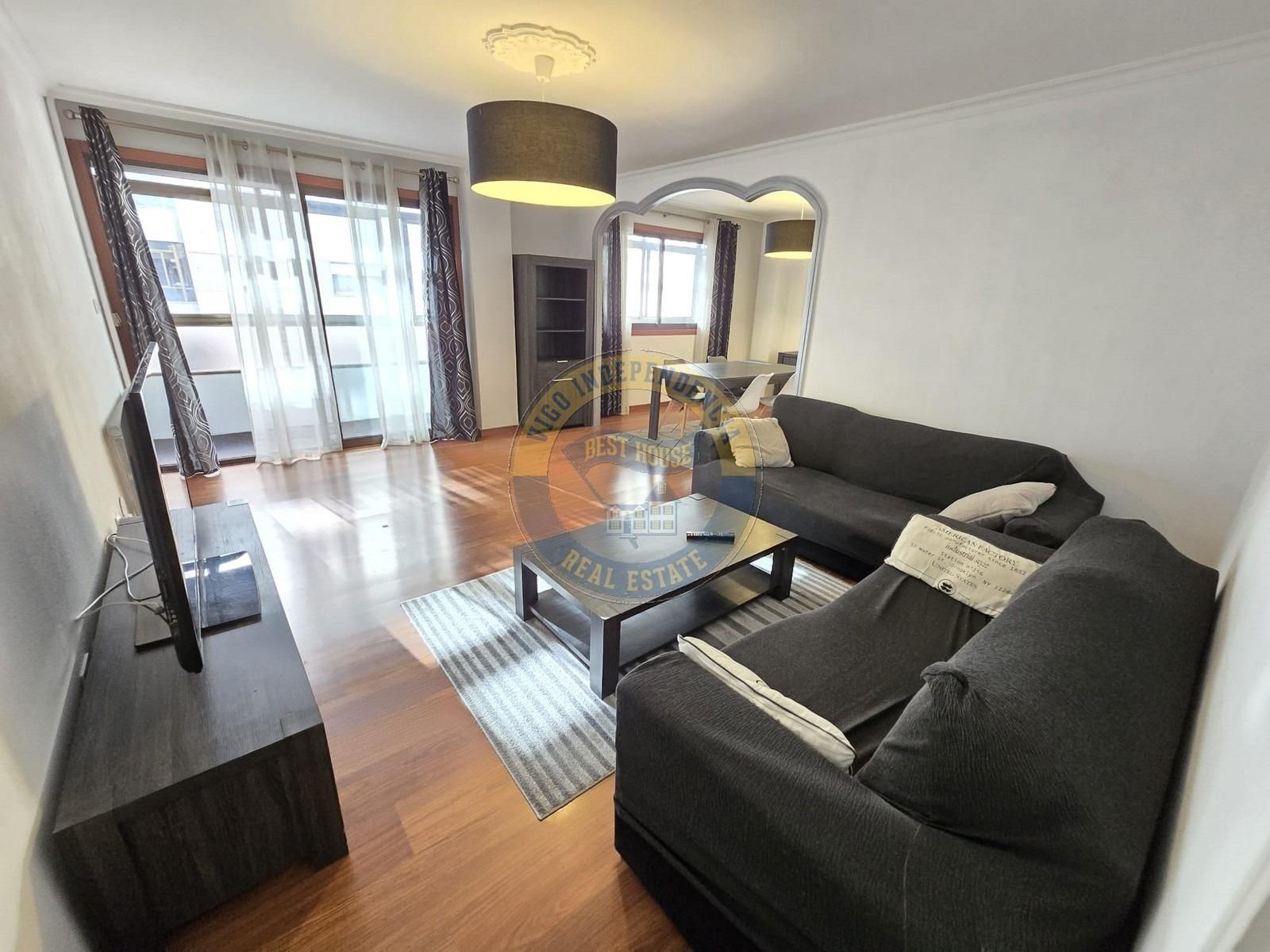 Sala d'estar de Pis de lloguer en Vigo  amb Calefacció, Parquet i Terrassa