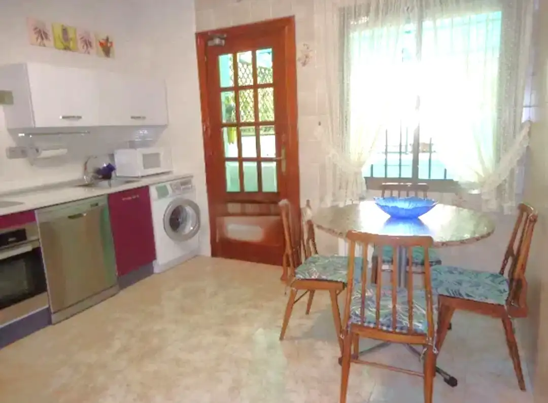 Cuina de Casa adosada en venda en  Logroño amb Calefacció, Jardí privat i Parquet