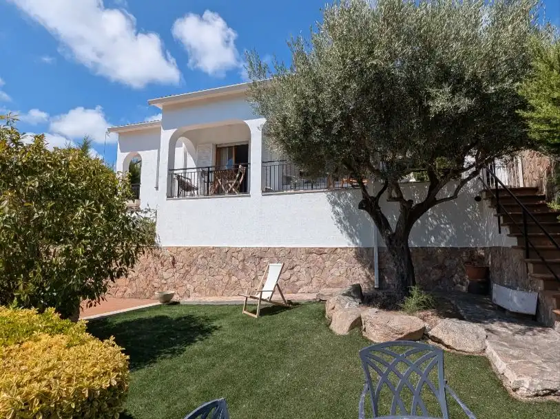 Casa amb jardí en venda a Carrer Ronda de Garbi 26