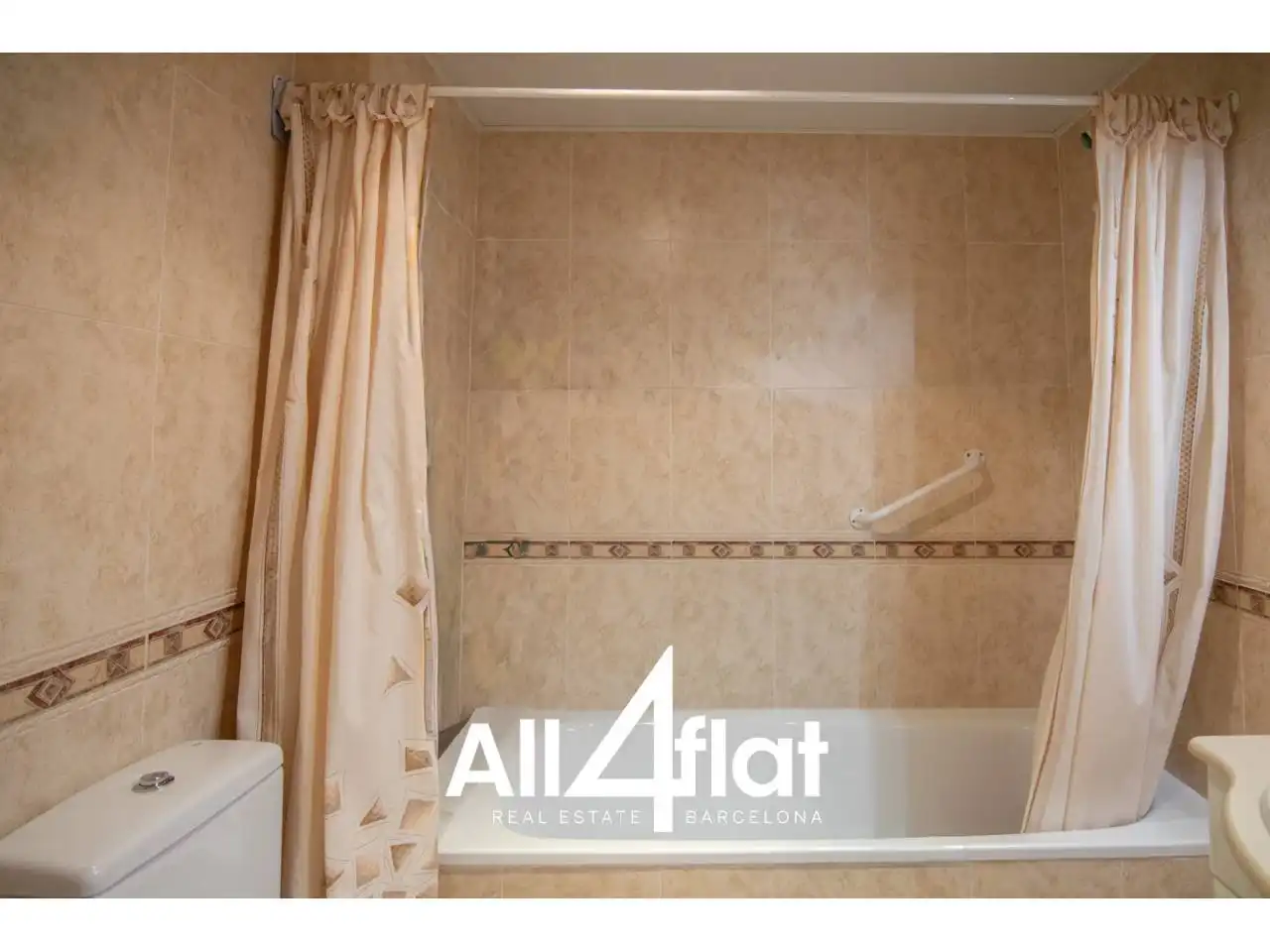 Badezimmer von Wohnung zum Verkauf in Viladecans mit Klimaanlage, Heizung und Balkon