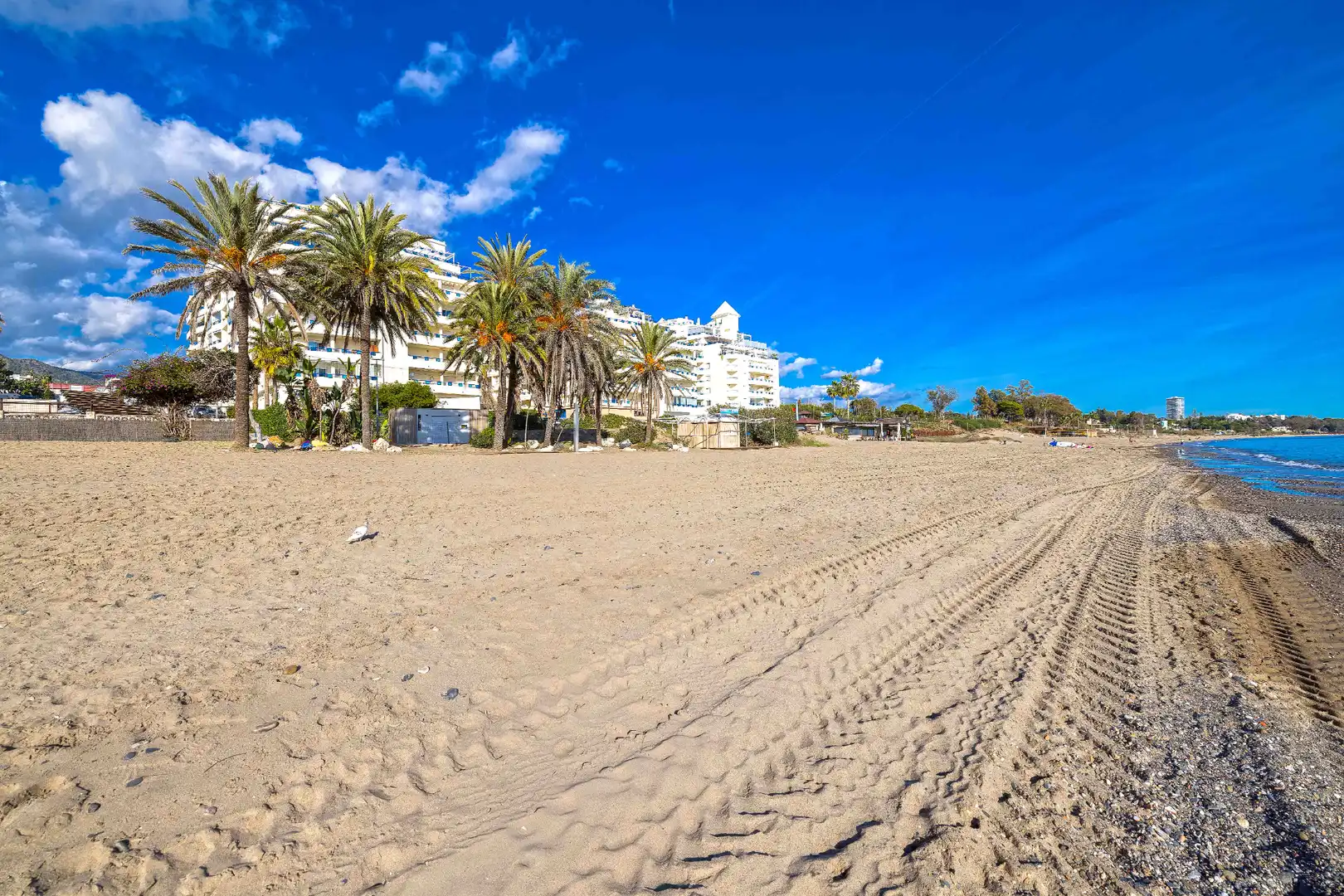 Vista exterior de Pis en venda en Marbella amb Aire condicionat, Terrassa i Piscina comunitària