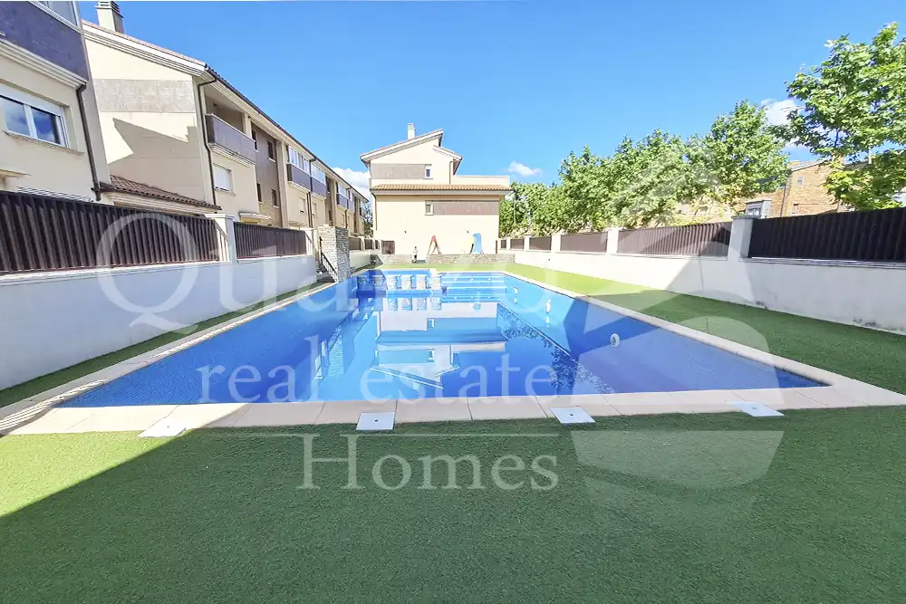 Piscina de Casa adosada en venta en Plasencia con Calefacción, Terraza y Balcón