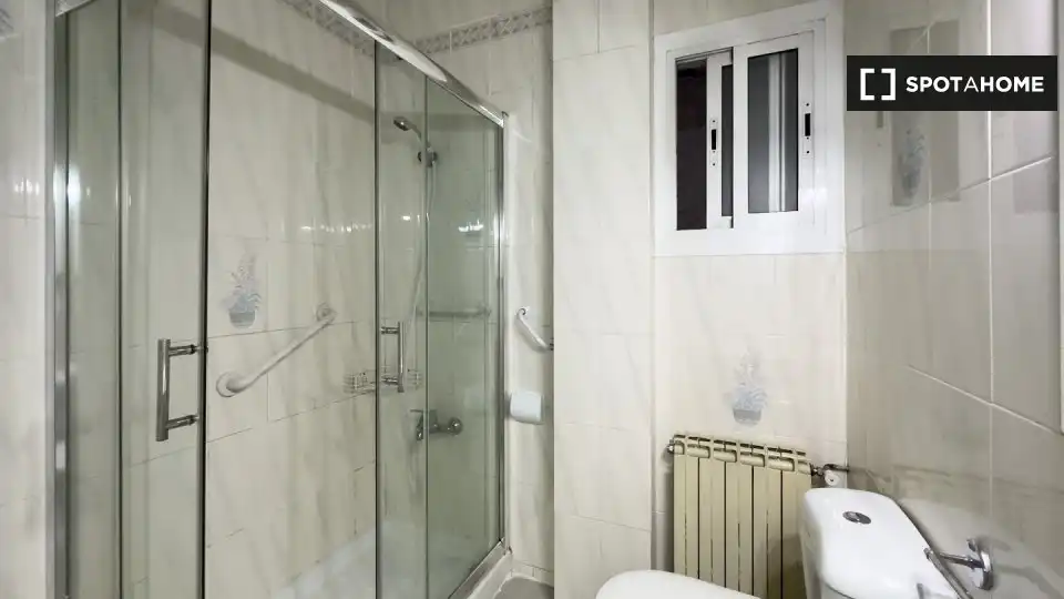 Baño de Piso de alquiler en Barcelona con Aire acondicionado, Calefacción y Amueblado