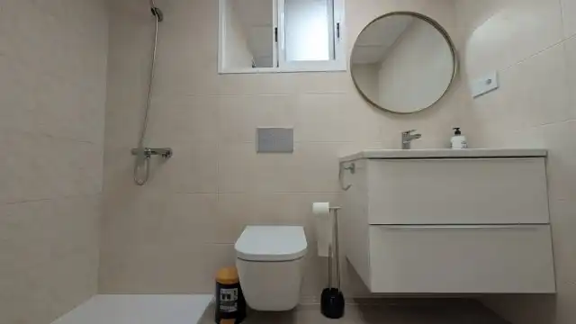 Badezimmer von Wohnung zur Miete in Elche / Elx mit Möbliert, Ofen und Waschmaschine