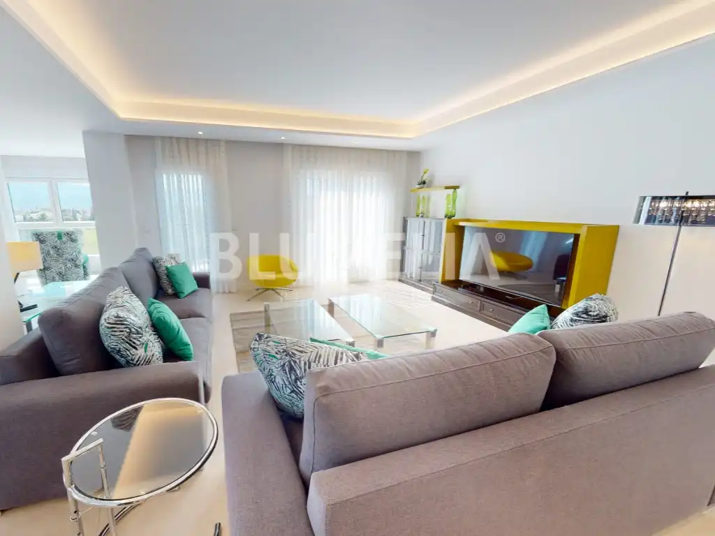 Wohnzimmer von Dachboden zum Verkauf in Oliva mit Klimaanlage, Heizung und Privatgarten
