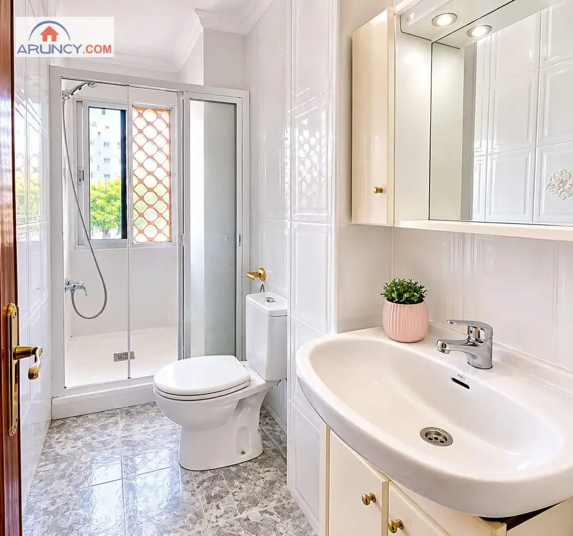 Bathroom of Flat for sale in Sevilla  with Air Conditioner, Heating and Furnished
