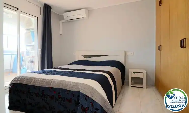 Habitación de Apartamento en venta en Empuriabrava con Calefacción, Jardín privado y Piscina comunitaria
