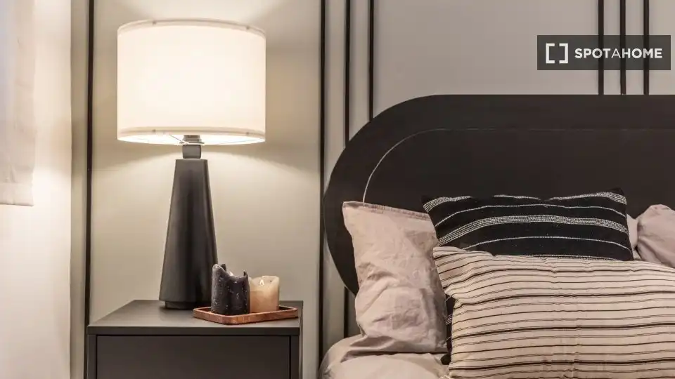 Dormitori de Apartament per a compartir en Madrid amb Aire condicionat, Terrassa i Moblat