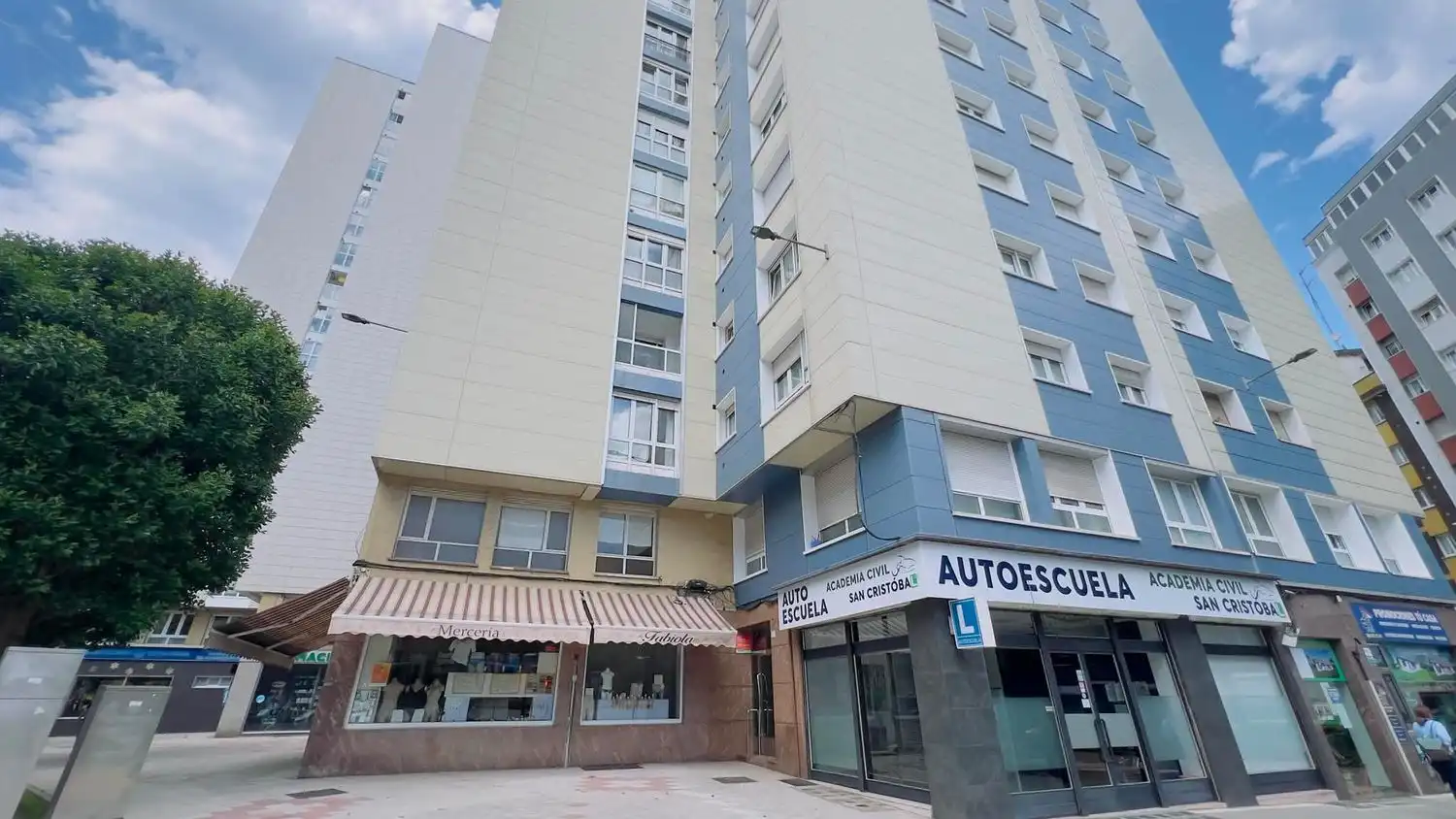 Vista exterior de Pis en venda en Gijón  amb Piscina