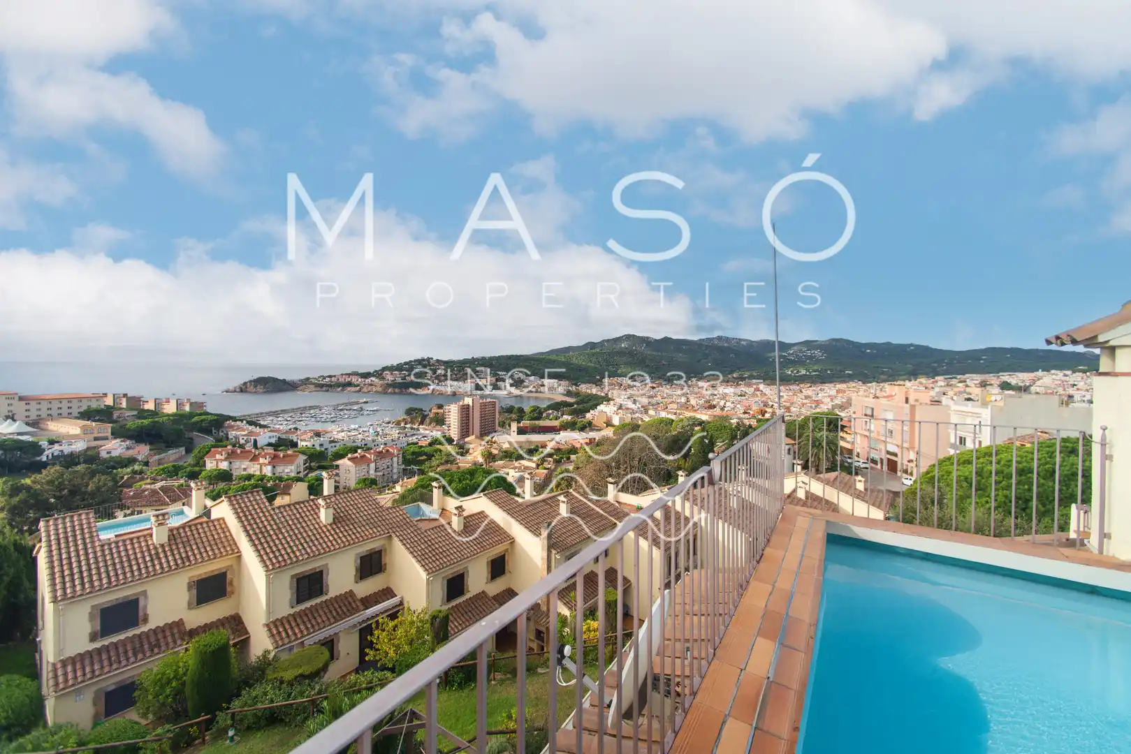 Vista exterior de Casa adosada en venda en Sant Feliu de Guíxols amb Calefacció, Jardí privat i Terrassa