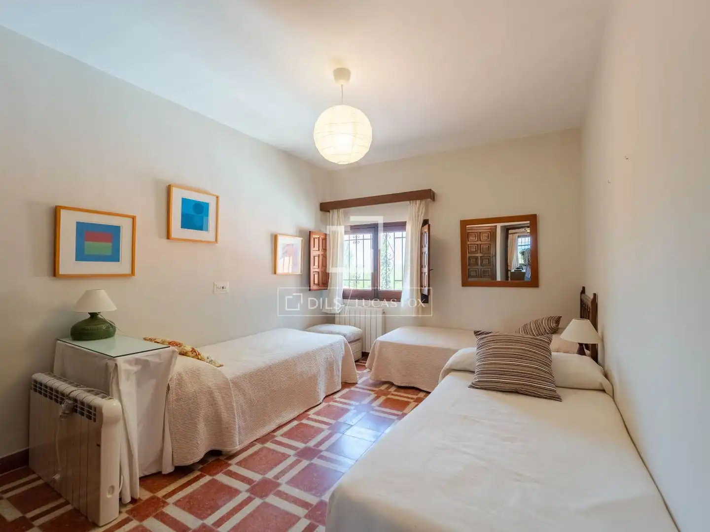 Dormitori de Finca rústica en venda en Requena amb Calefacció, Jardí privat i Terrassa