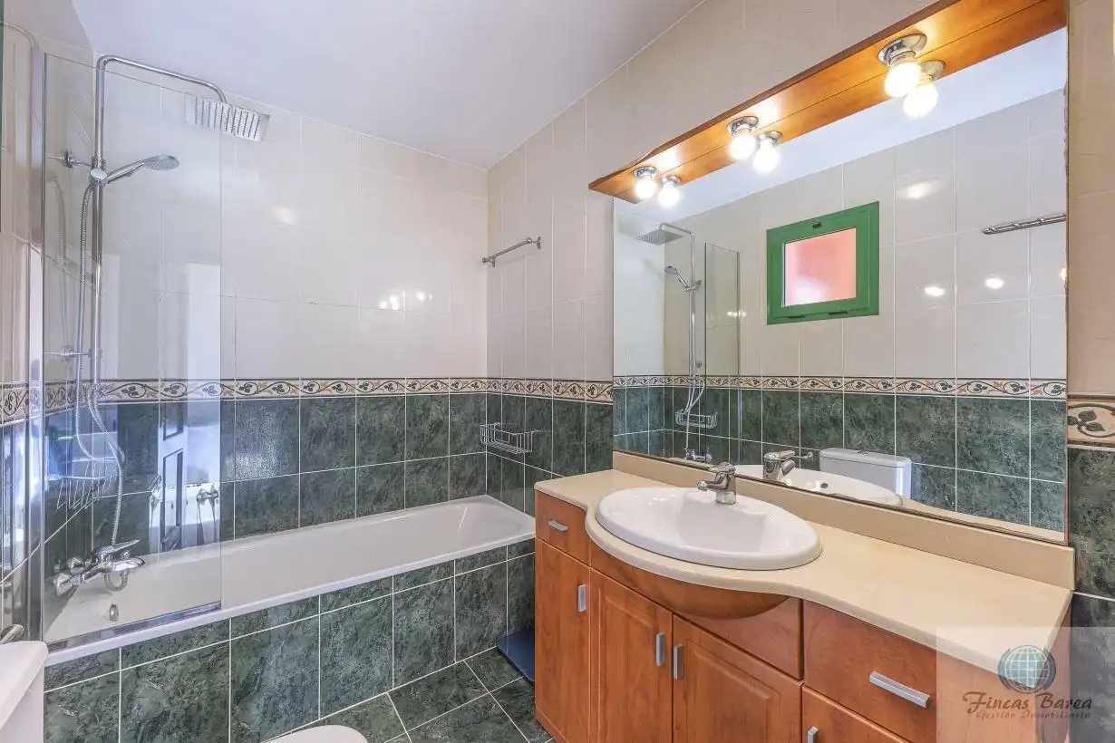 Baño de Ático en venta en Fuengirola con Aire acondicionado, Terraza y Trastero
