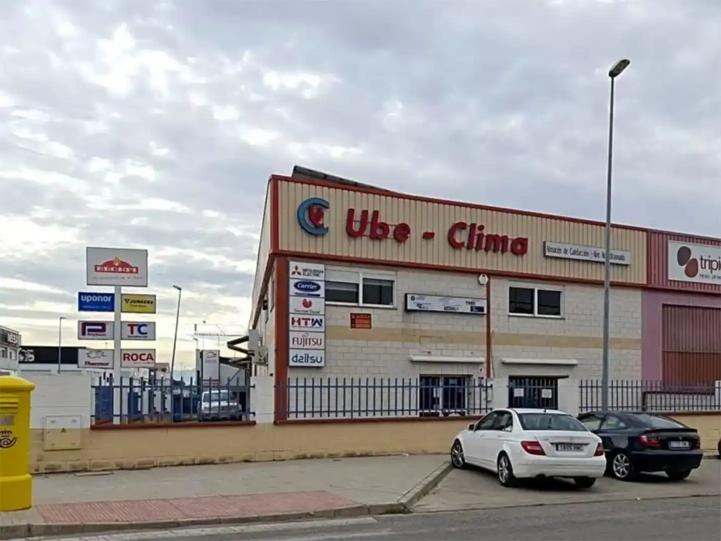 Außenansicht von Fabrikhallen zur Miete in Úbeda