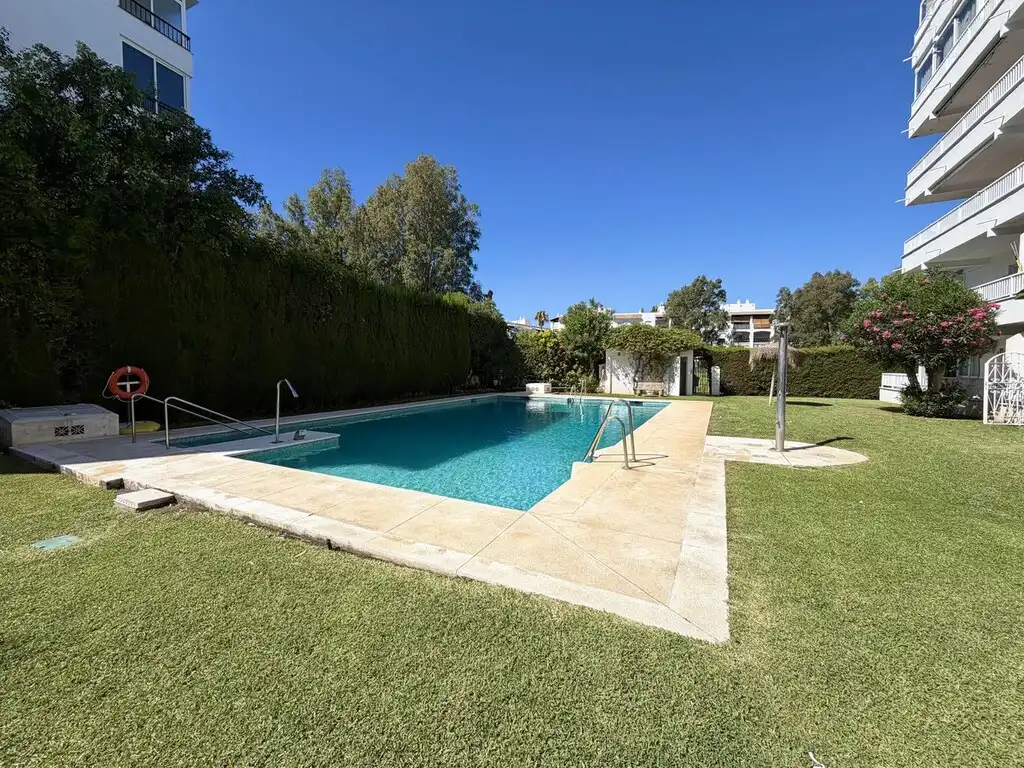 Piscina de Apartament en venda en Marbella amb Aire condicionat, Terrassa i Moblat