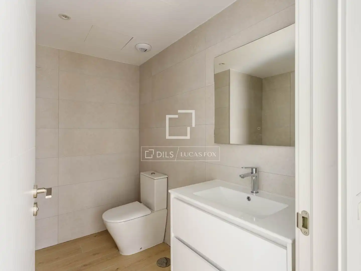 Bathroom of Flat for rent in Madrid  with Air Conditioner, Heating and Parquet flooring
