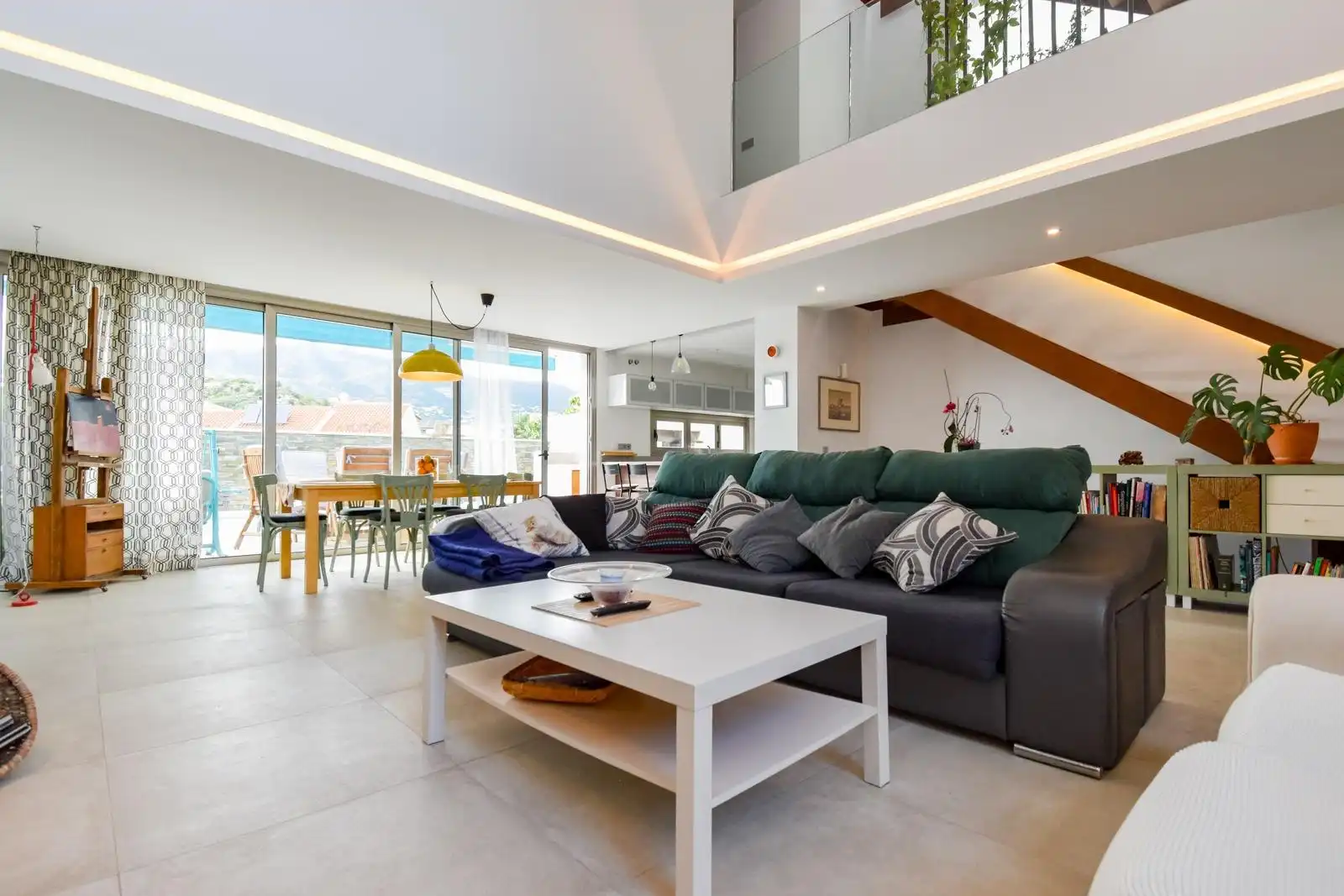Sala d'estar de Casa adosada de lloguer en Fuengirola amb Aire condicionat, Calefacció i Jardí privat