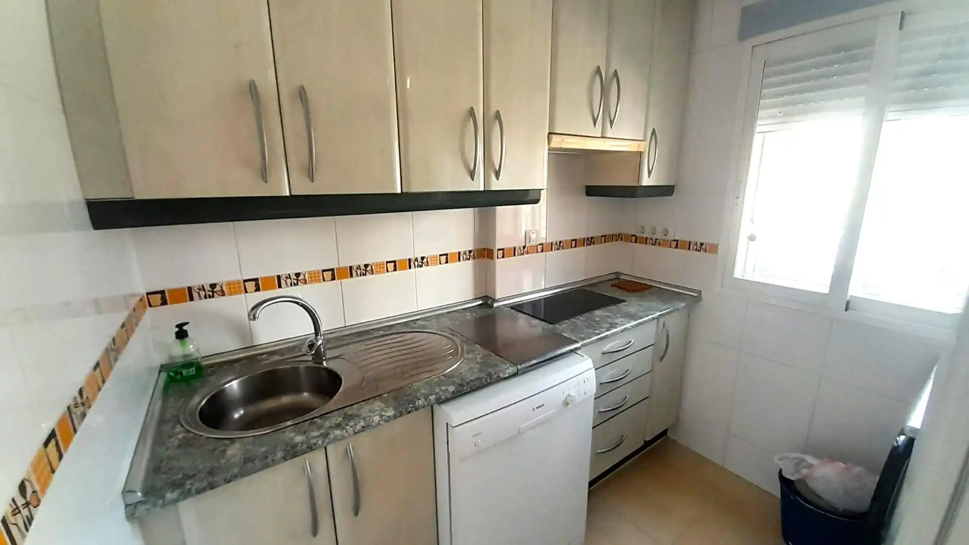 Küche von Wohnung zum Verkauf in Benidorm mit Klimaanlage, Terrasse und Möbliert