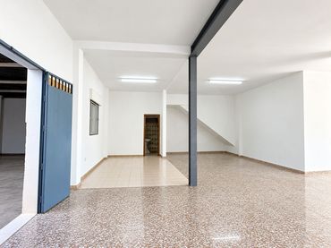 Local comercial en venda a Calle ALHELI 3 3