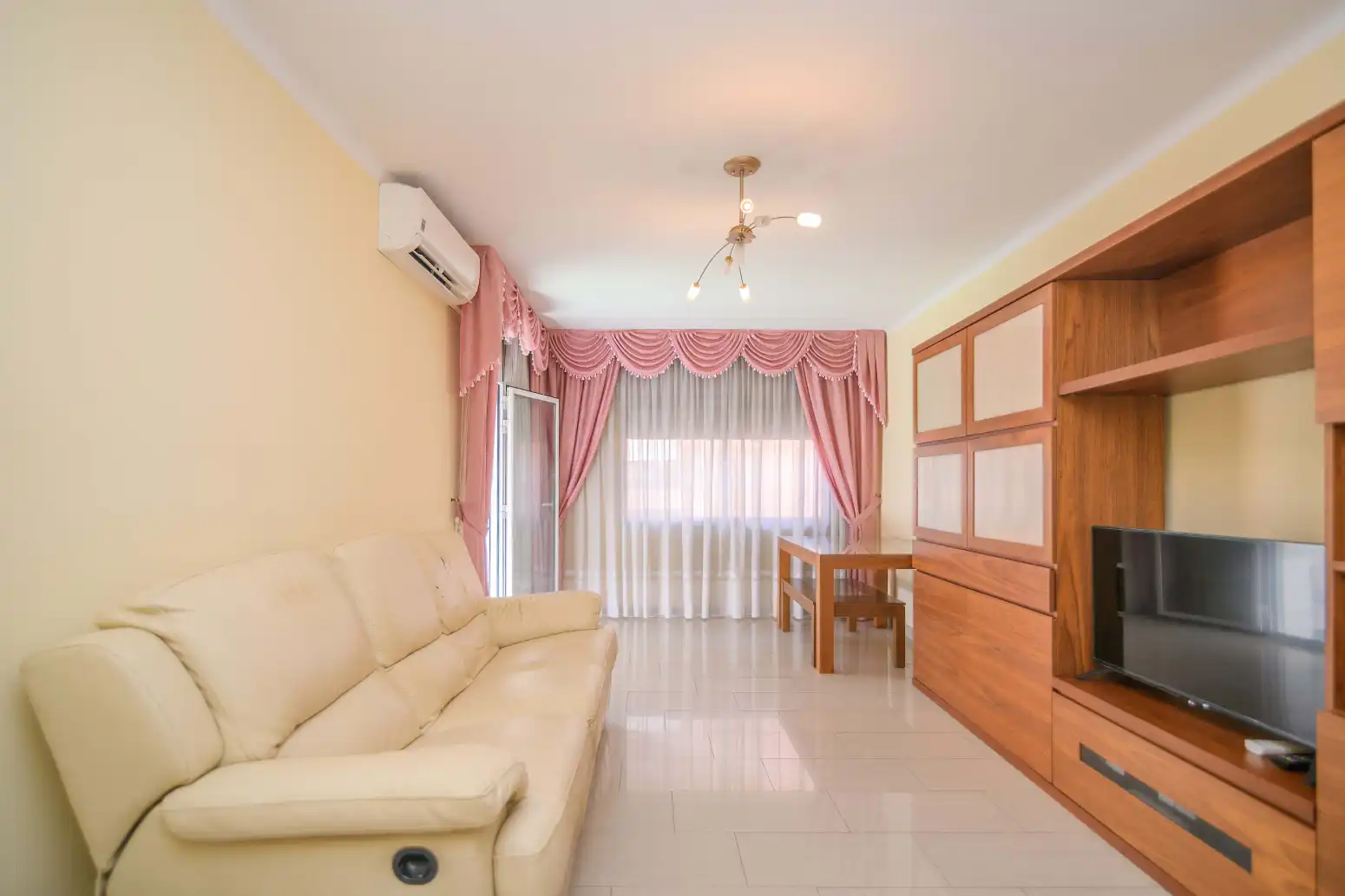 Sala de estar de Piso en venta en Cornellà de Llobregat con Aire acondicionado, Calefacción y Balcón