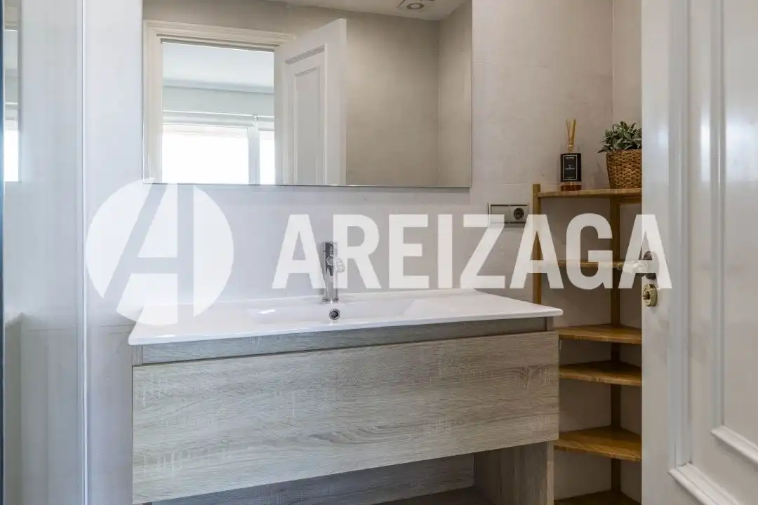 Bany de Pis en venda en Donostia - San Sebastián  amb Calefacció i Terrassa