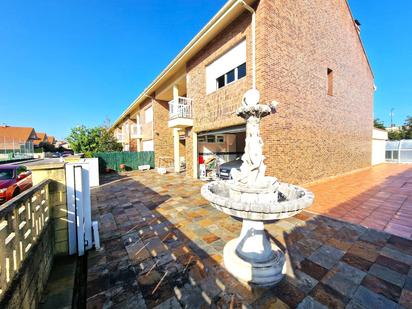 Vista exterior de Casa adosada en venda en Santa Cruz de Bezana amb Terrassa i Piscina