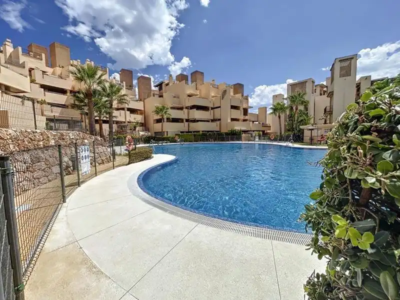 Piscina de Piso de alquiler en Estepona con Jardín privado, Terraza y Amueblado