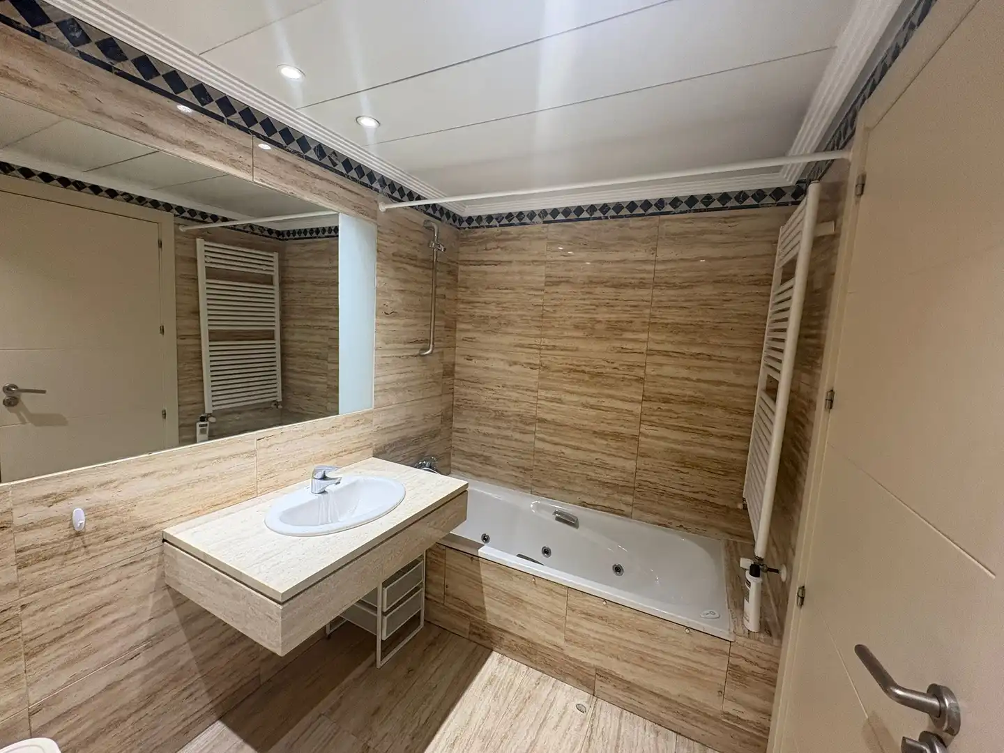 Baño de Piso de alquiler en Madrid con Aire acondicionado, Calefacción y Jardín privado