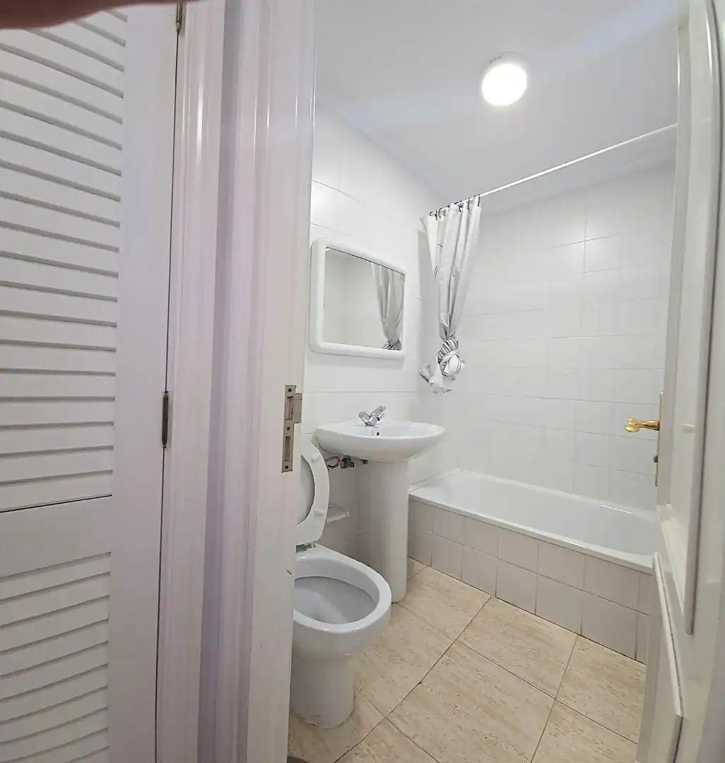Baño de Piso de alquiler en Las Palmas de Gran Canaria con Parquet, Horno y Lavadora
