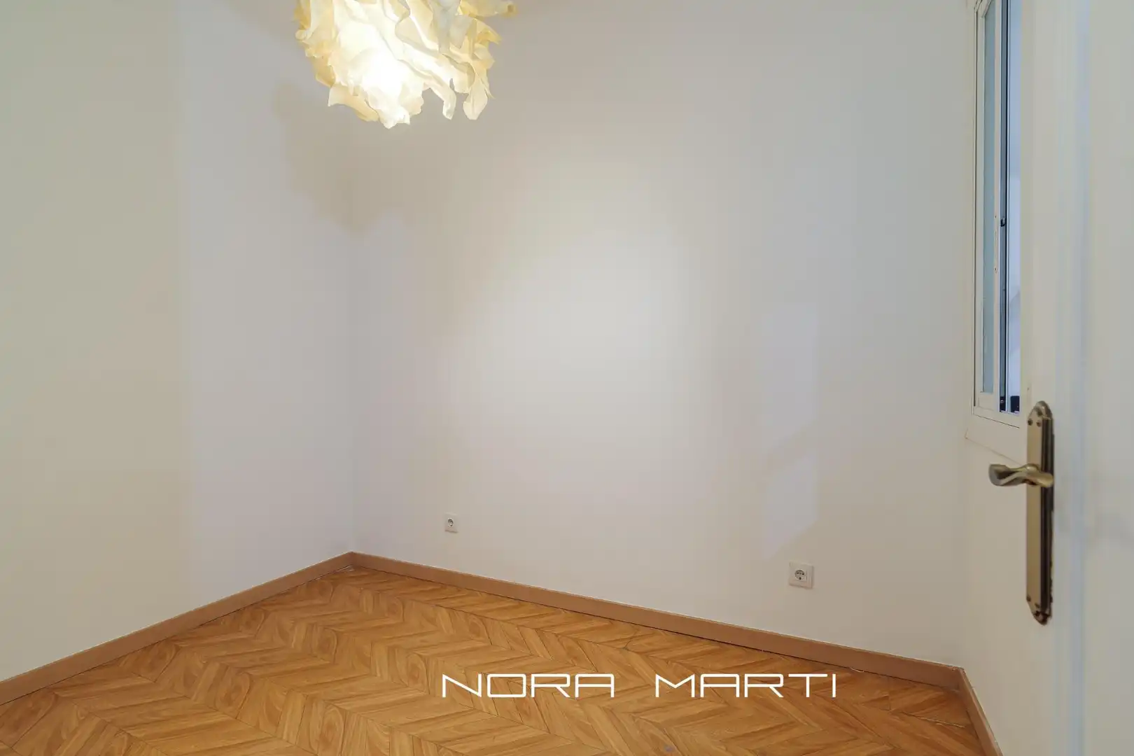 Wohnung zum Verkauf in Barcelona mit Klimaanlage, Parkett und Terrasse