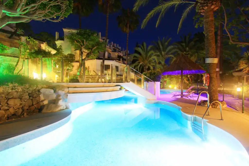 Piscina de Ático en venta en Marbella con Aire acondicionado, Calefacción y Terraza