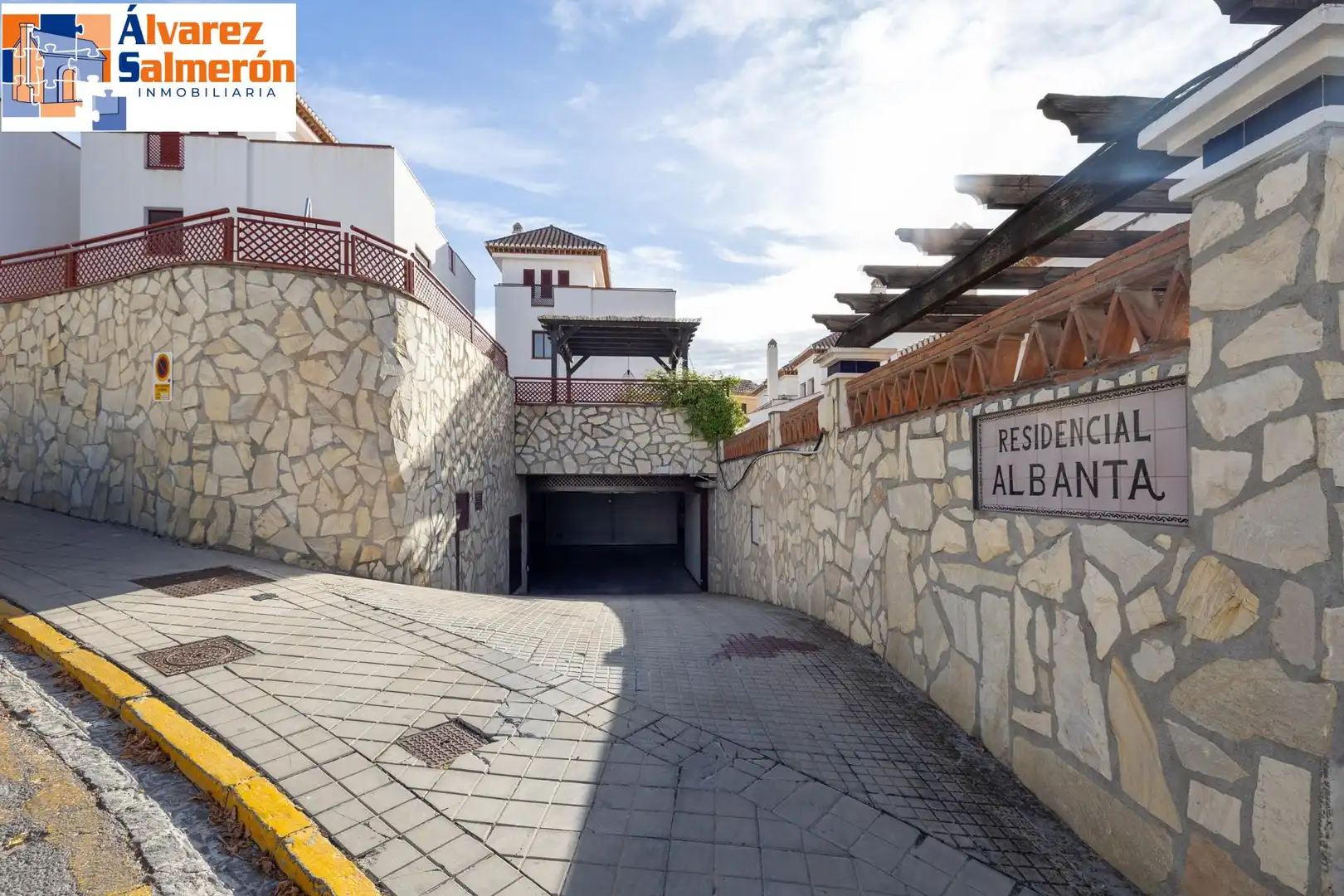 Vista exterior de Casa o xalet en venda en Granada amb Calefacció, Jardí privat i Terrassa