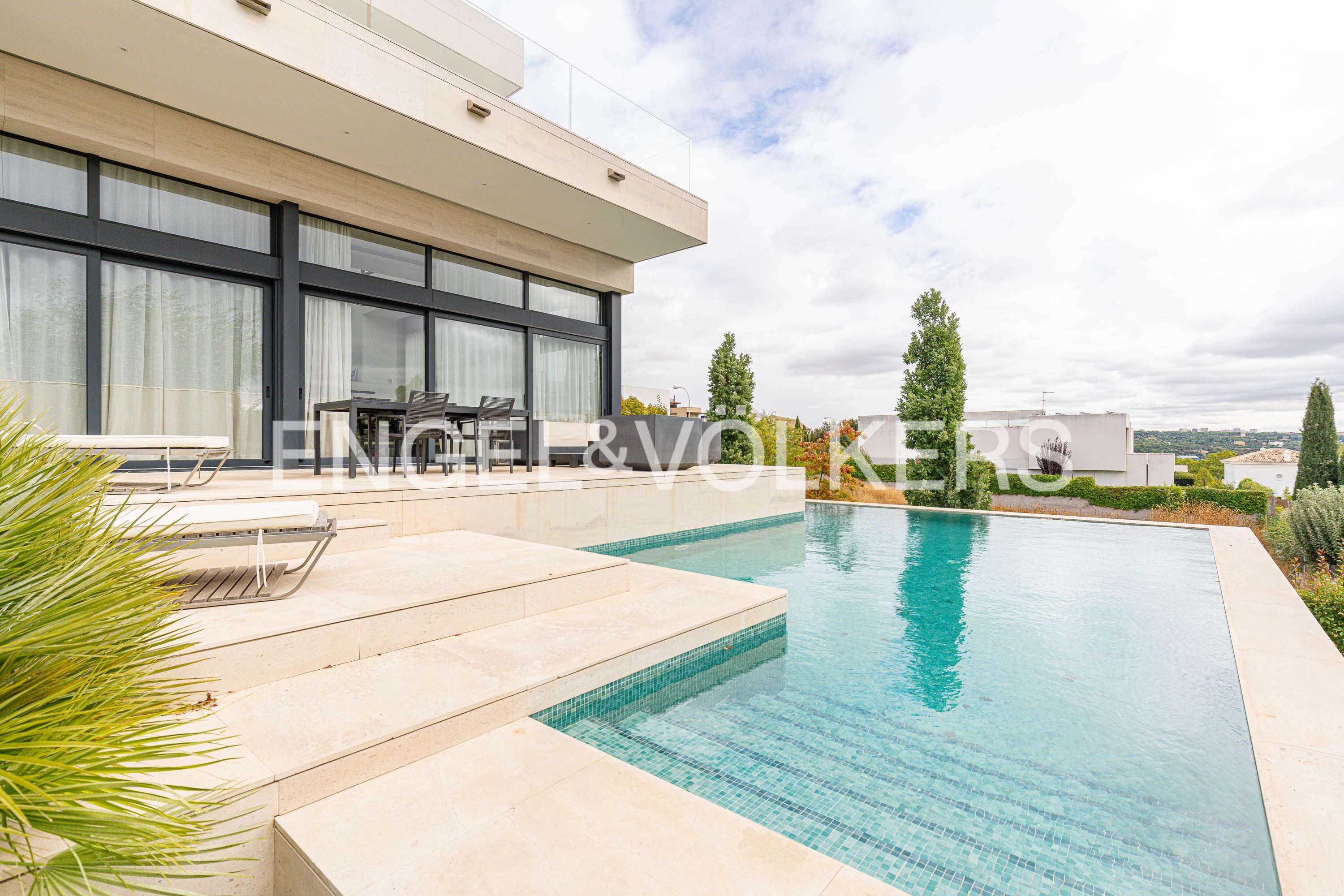 Piscina de Casa o xalet en venda en  Madrid Capital amb Aire condicionat, Calefacció i Jardí privat