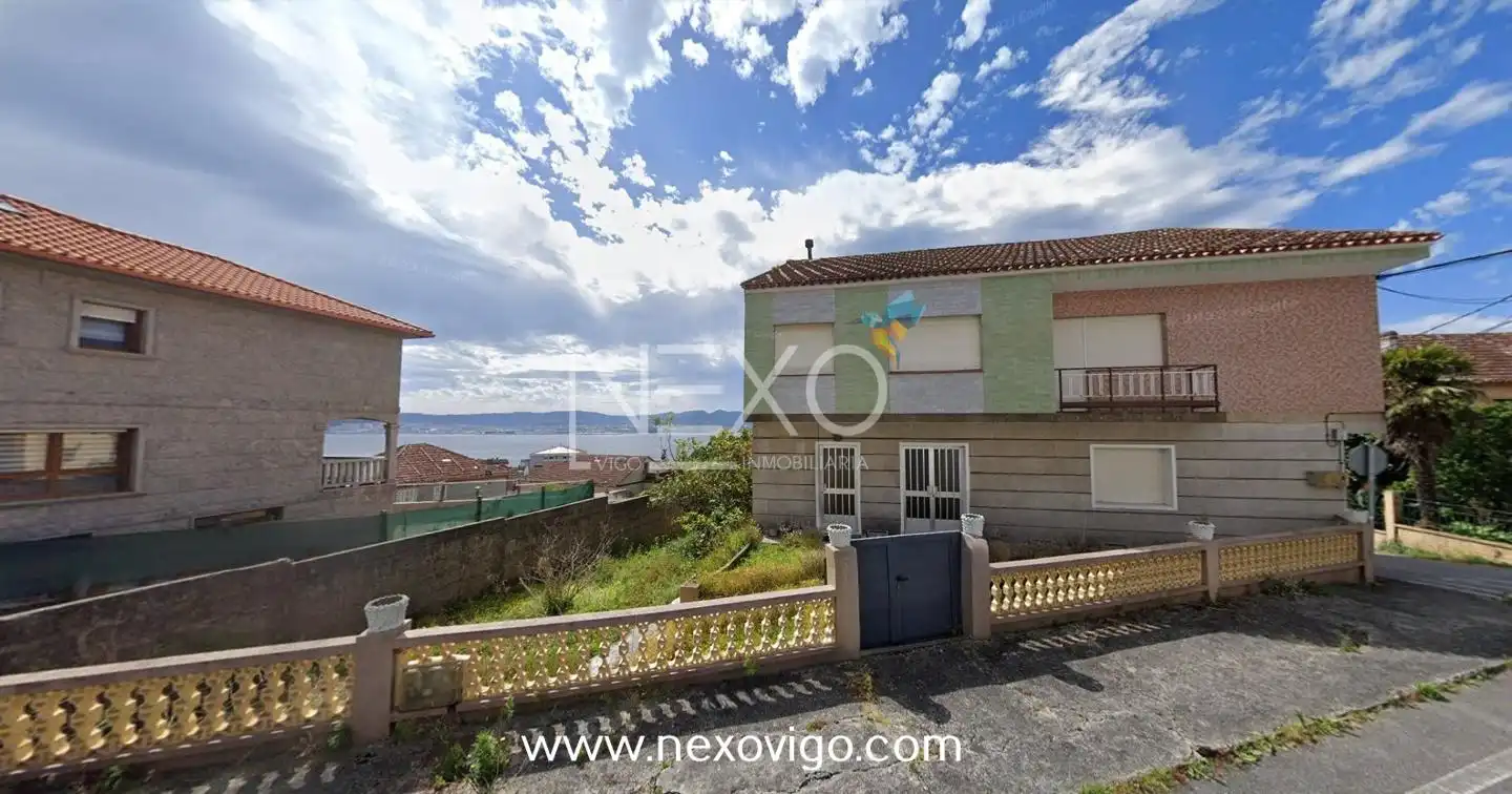Casa o xalet en venda en Cangas  amb Calefacció, Jardí privat i Parquet