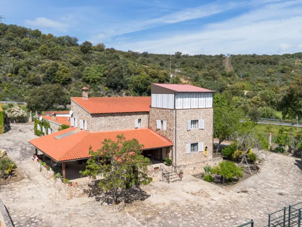 Vista exterior de Casa o chalet en venta en Espinoso del Rey con Terraza, Piscina y Amueblado