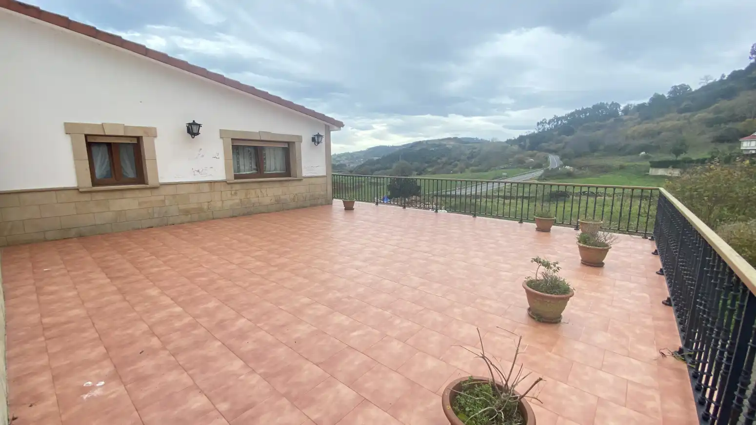 Terrasse von Einfamilien-Reihenhaus zum Verkauf in Voto mit Heizung, Privatgarten und Terrasse
