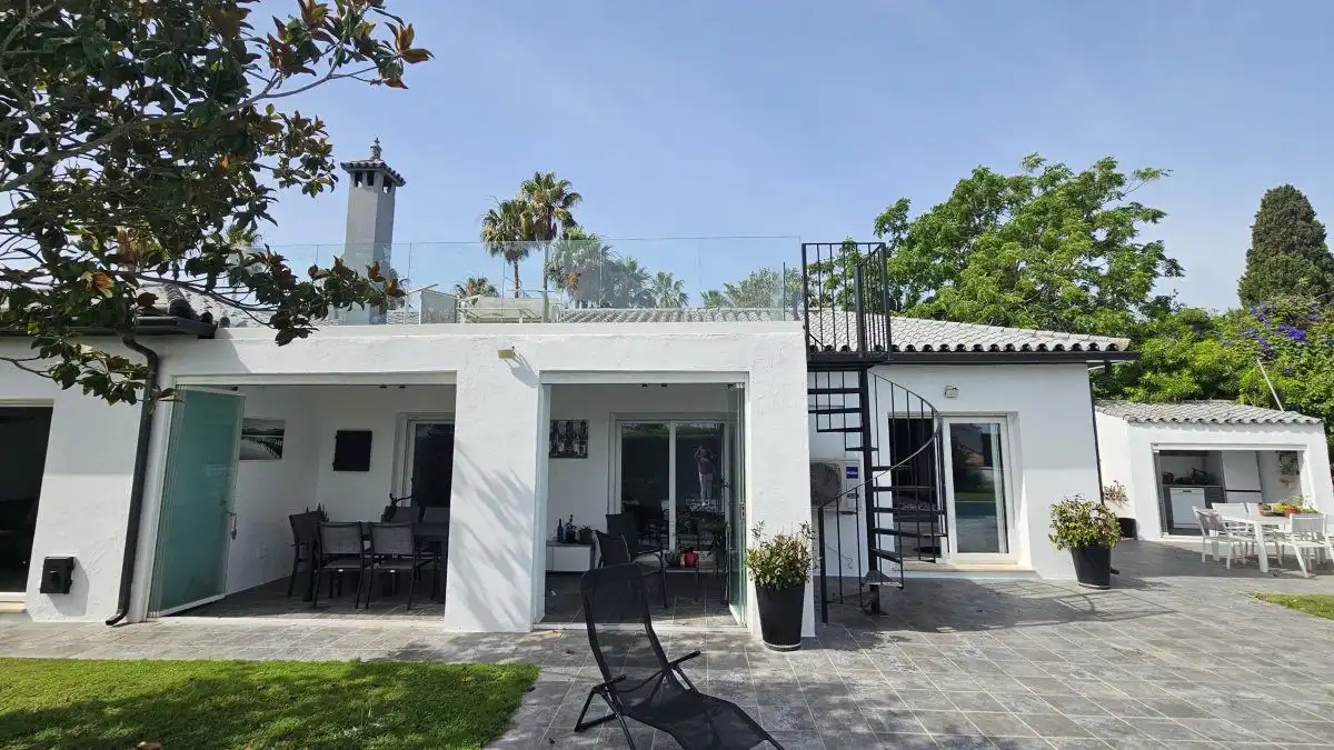 Vista exterior de Casa o chalet en venta en Sotogrande con Aire acondicionado, Jardín privado y Terraza