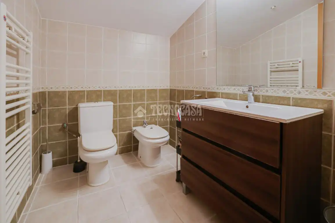 Badezimmer von Einfamilien-Reihenhaus zum Verkauf in Terrassa mit Klimaanlage, Heizung und Terrasse