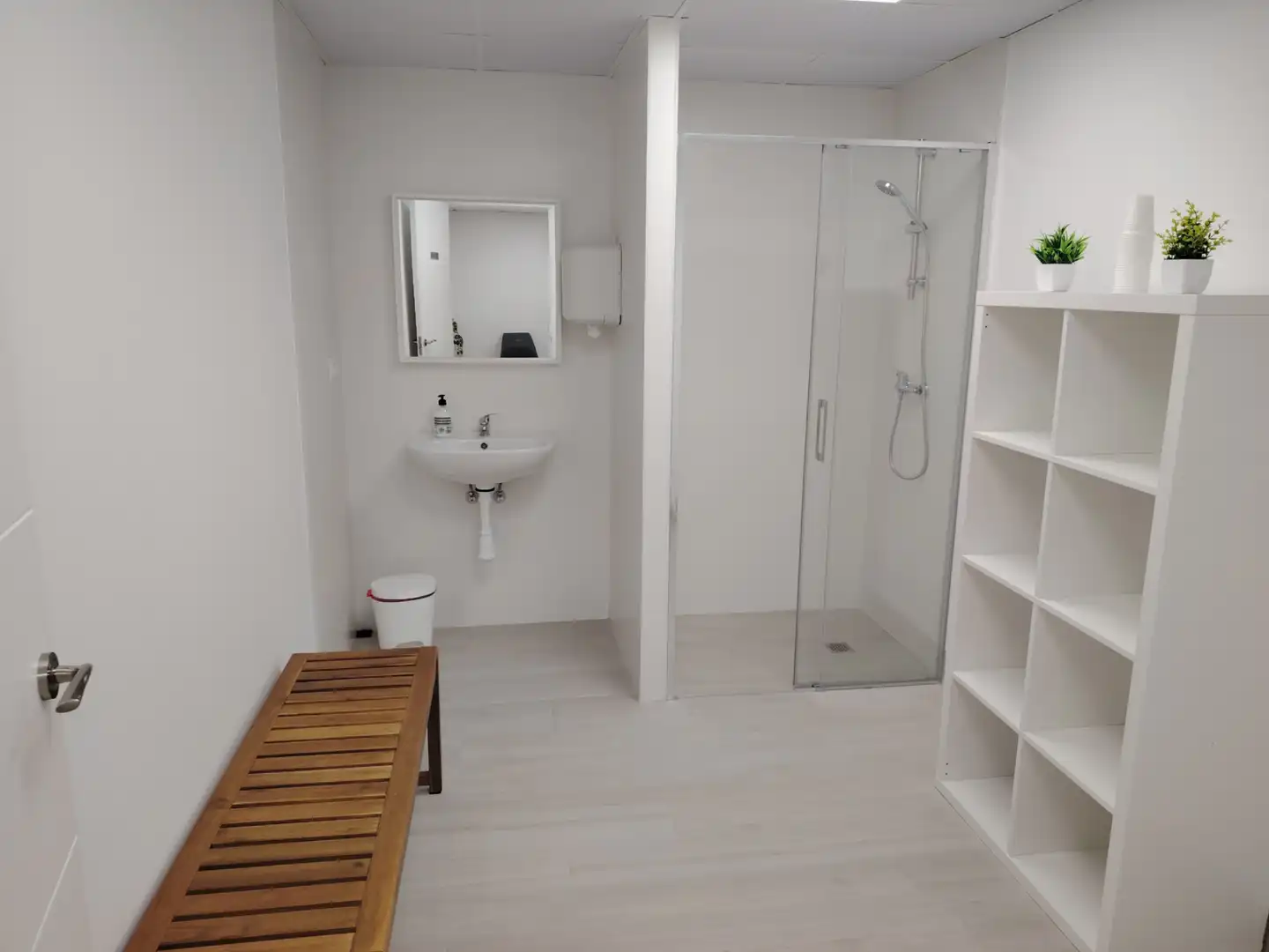 Baño de Local de alquiler en Sanlúcar la Mayor con Aire acondicionado, Calefacción y Amueblado