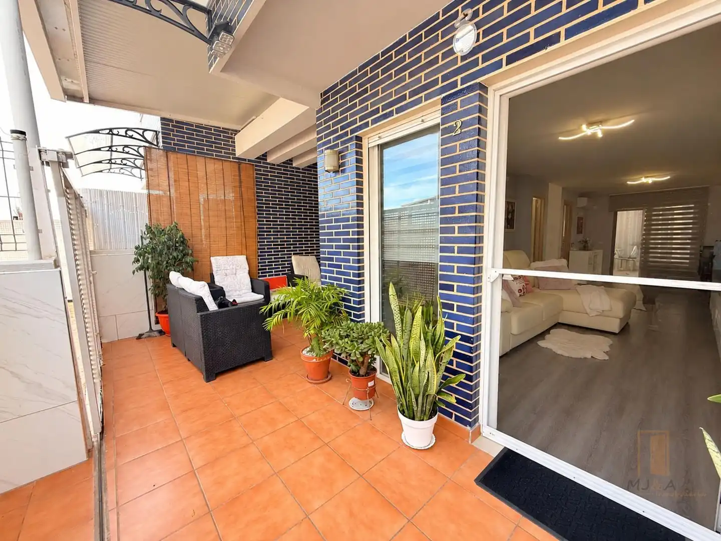Maison mitoyenne avec terrasse à vendre à L'OM BLANC