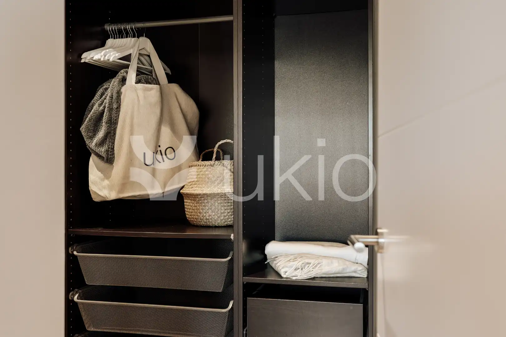 Dormitori de Apartament de lloguer en Barcelona amb Aire condicionat, Calefacció i Moblat