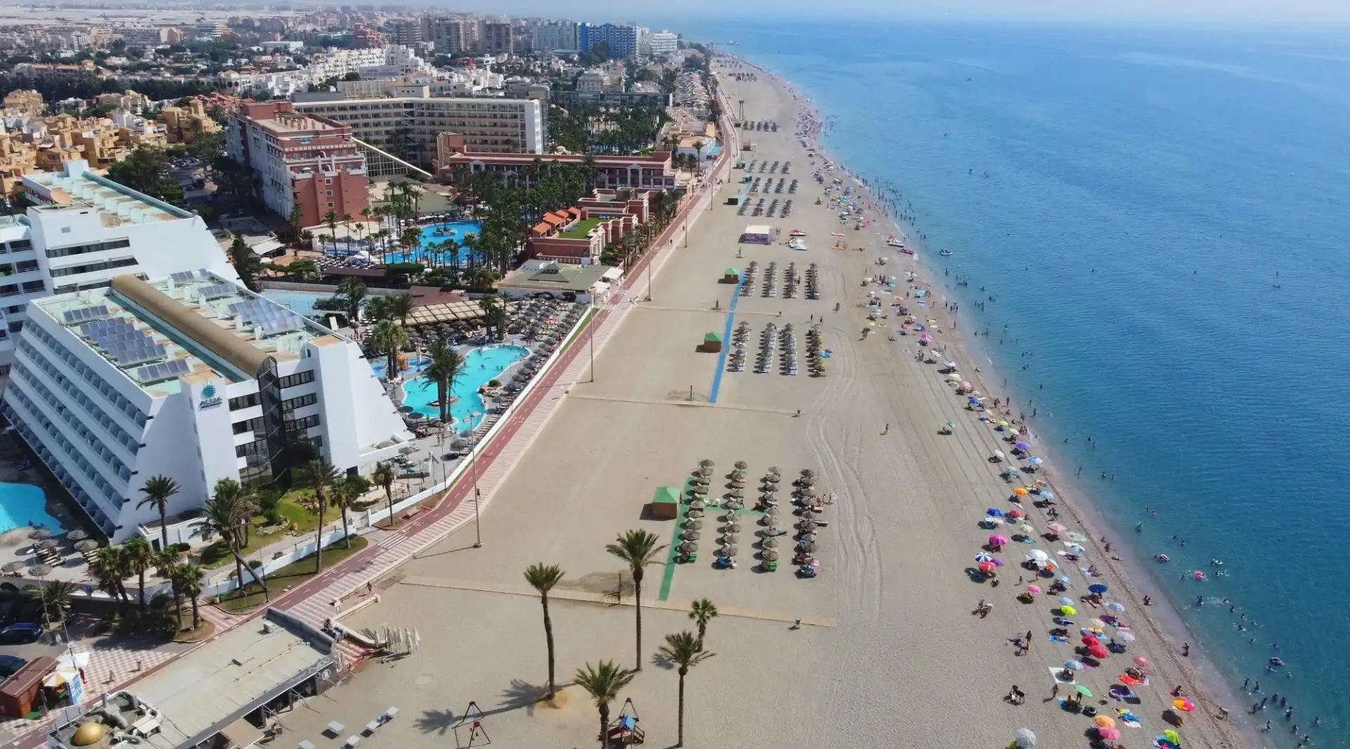 Vista exterior de Casa o chalet en venta en Roquetas de Mar con Aire acondicionado, Jardín privado y Terraza