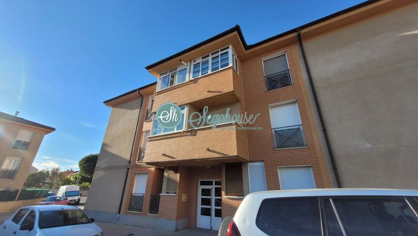 Vista exterior de Pis en venda en Palazuelos de Eresma amb Calefacció, Parquet i Terrassa
