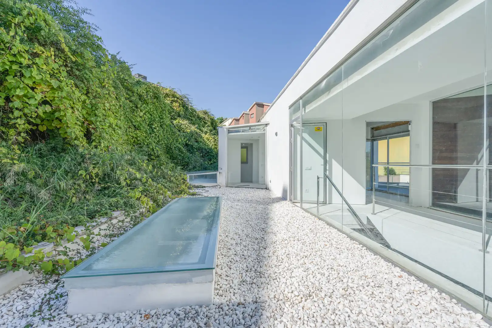 Vista exterior de Casa o xalet en venda en Sant Esteve Sesrovires amb Aire condicionat, Calefacció i Jardí privat