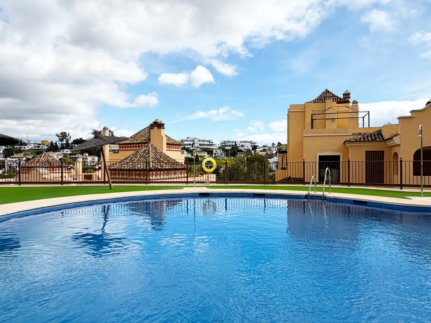 Schwimmbecken von Wohnung zum Verkauf in Estepona mit Klimaanlage, Terrasse und Abstellraum