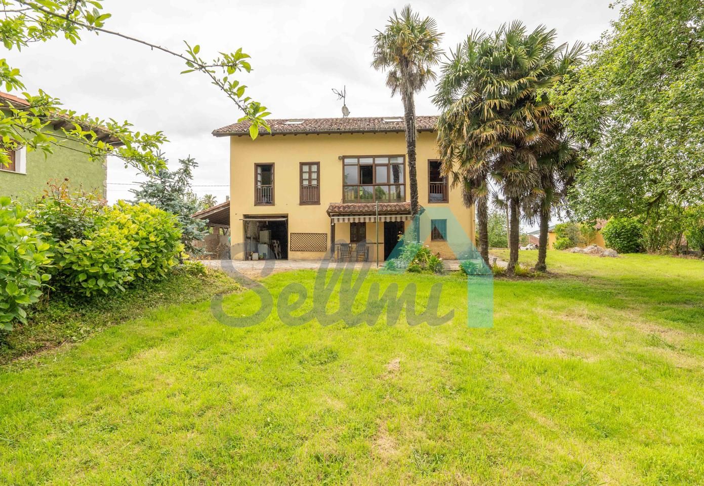 Vista exterior de Casa o xalet en venda en Llanes amb Calefacció, Jardí privat i Parquet