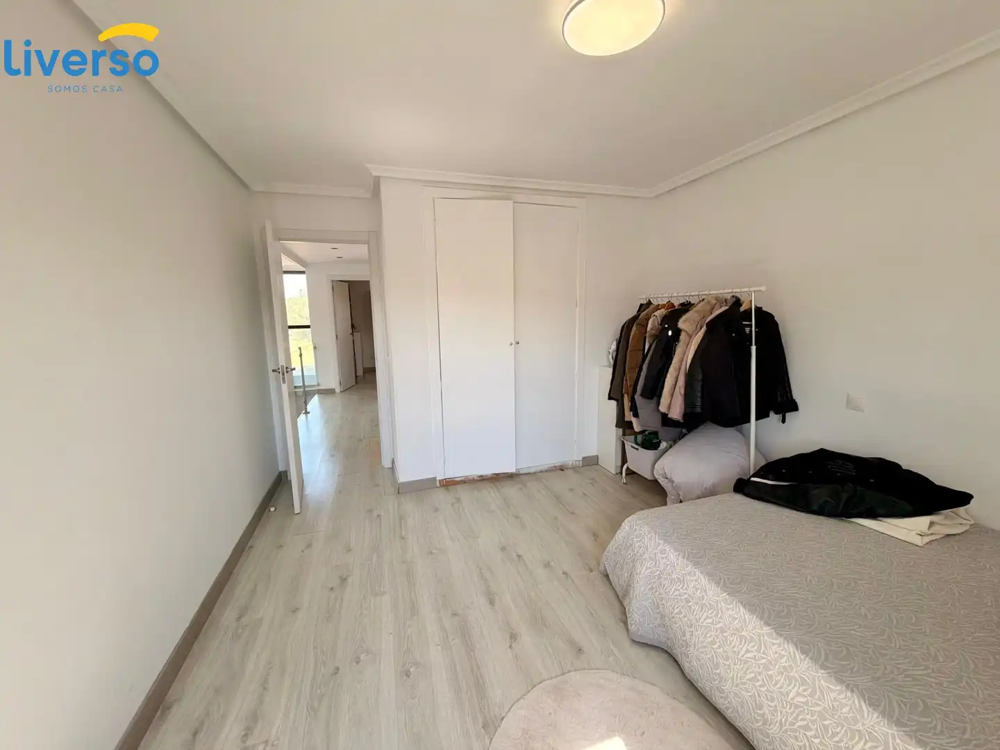Dormitori de Casa adosada en venda en Alfoz de Quintanadueñas amb Calefacció, Terrassa i Traster