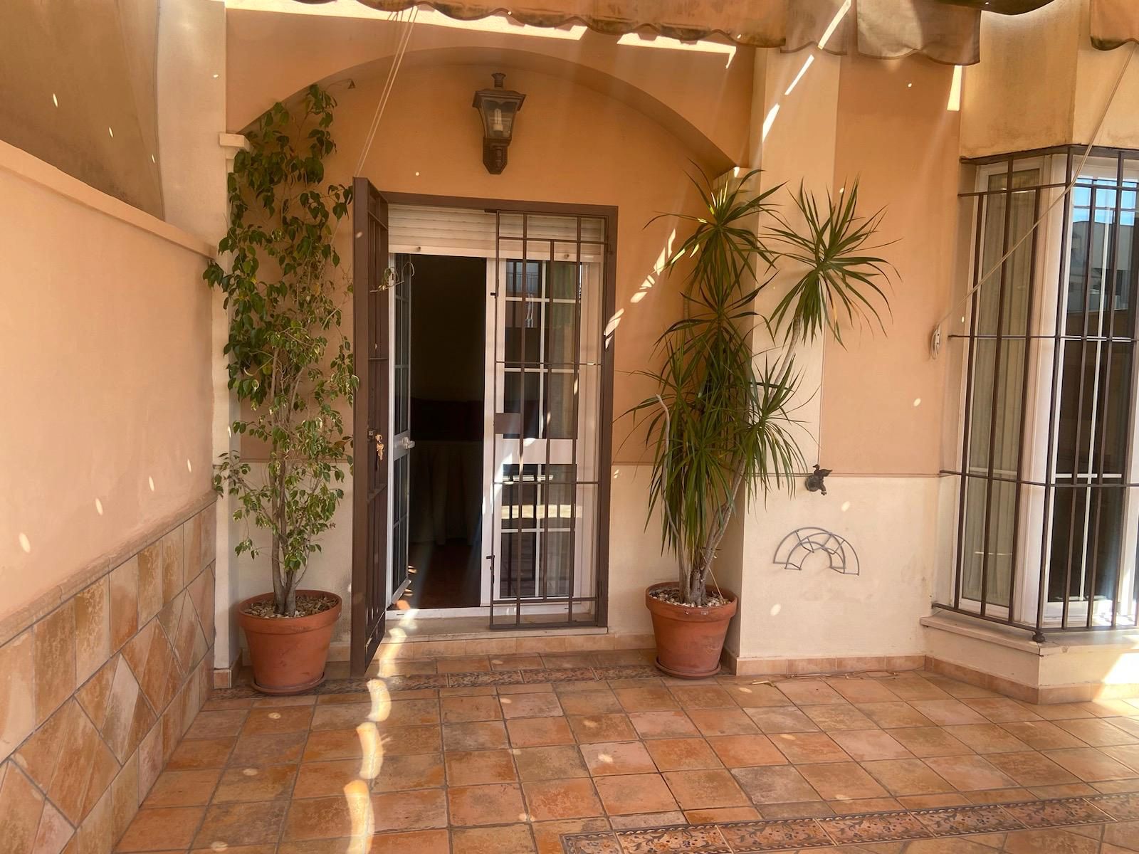 Casa adosada de lloguer en Dos Hermanas amb Aire condicionat, Jardí privat i Parquet